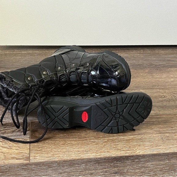 Womens Khombu ANGEL Winter Snow Boots Blk
Quilted Faux Fur Patent Waterproof - Picture 3 of 9